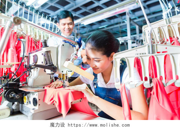 亚洲裁缝和工人在纺织厂缝纫机前工作技术工人